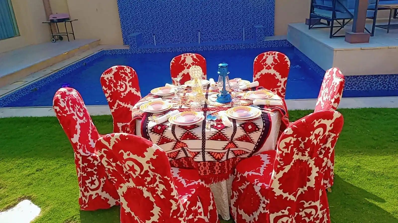 صبابين قهوة يقدمون القهوة العربية الأصيلة مع خدمات ضيافة راقية