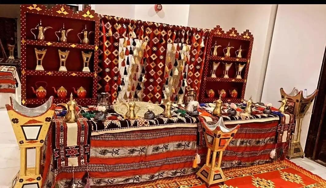 صبابين قهوة يستخدمون أدوات القهوة العربية الفاخرة والتراثية